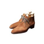 Deserto — Men's Tan Camel Suede Plain-Toe Lace-Up Chukka Ankle Boots with Grey Laces & Leather Sole